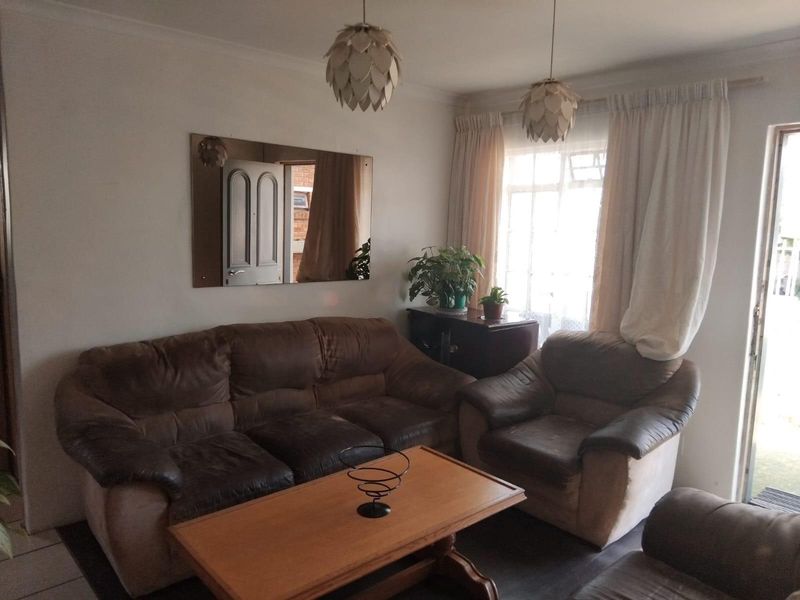 3 Bedroom Corner House with Unfinished Granny flat For Sale in Old Pelican Park - Photo 5