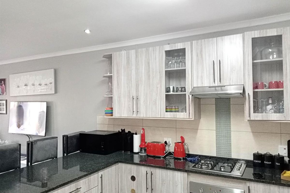 Contemporary Style. Peace of Mind. Perfectly Positioned for Everyday Living. - Photo 4