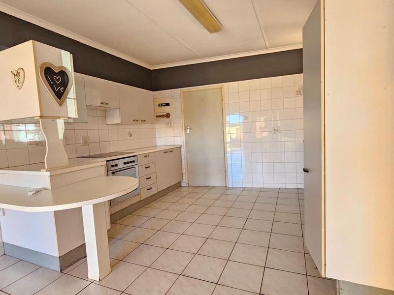 Pet Friendly, Ground Floor, Three Bedroom Townhouse with Sea Views - Photo 10