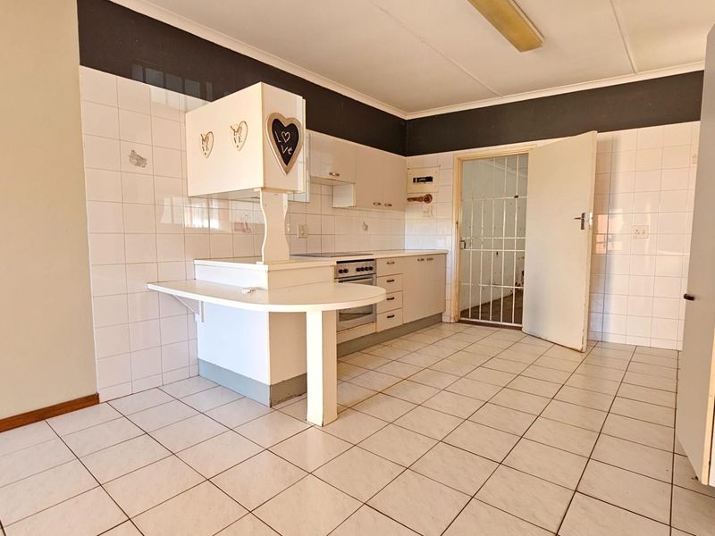 Pet Friendly, Ground Floor, Three Bedroom Townhouse with Sea Views - Photo 9