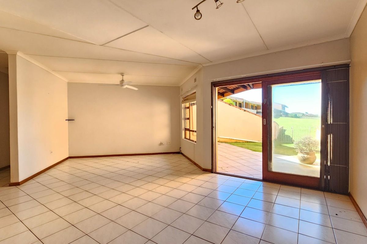 Pet Friendly, Ground Floor, Three Bedroom Townhouse with Sea Views - Photo 5