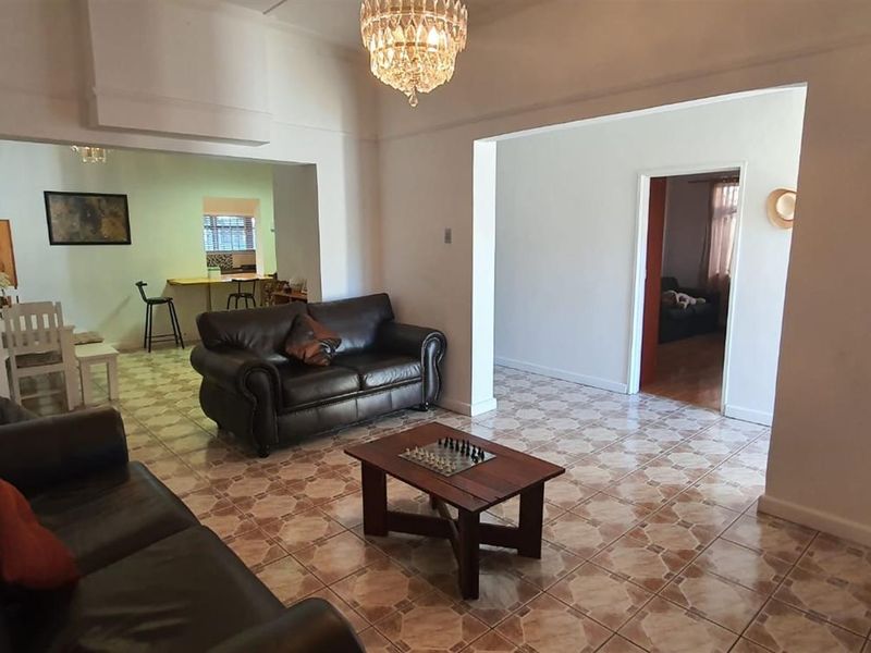 Lovely Solid Family Home with Separate Entrance Flat - Photo 2