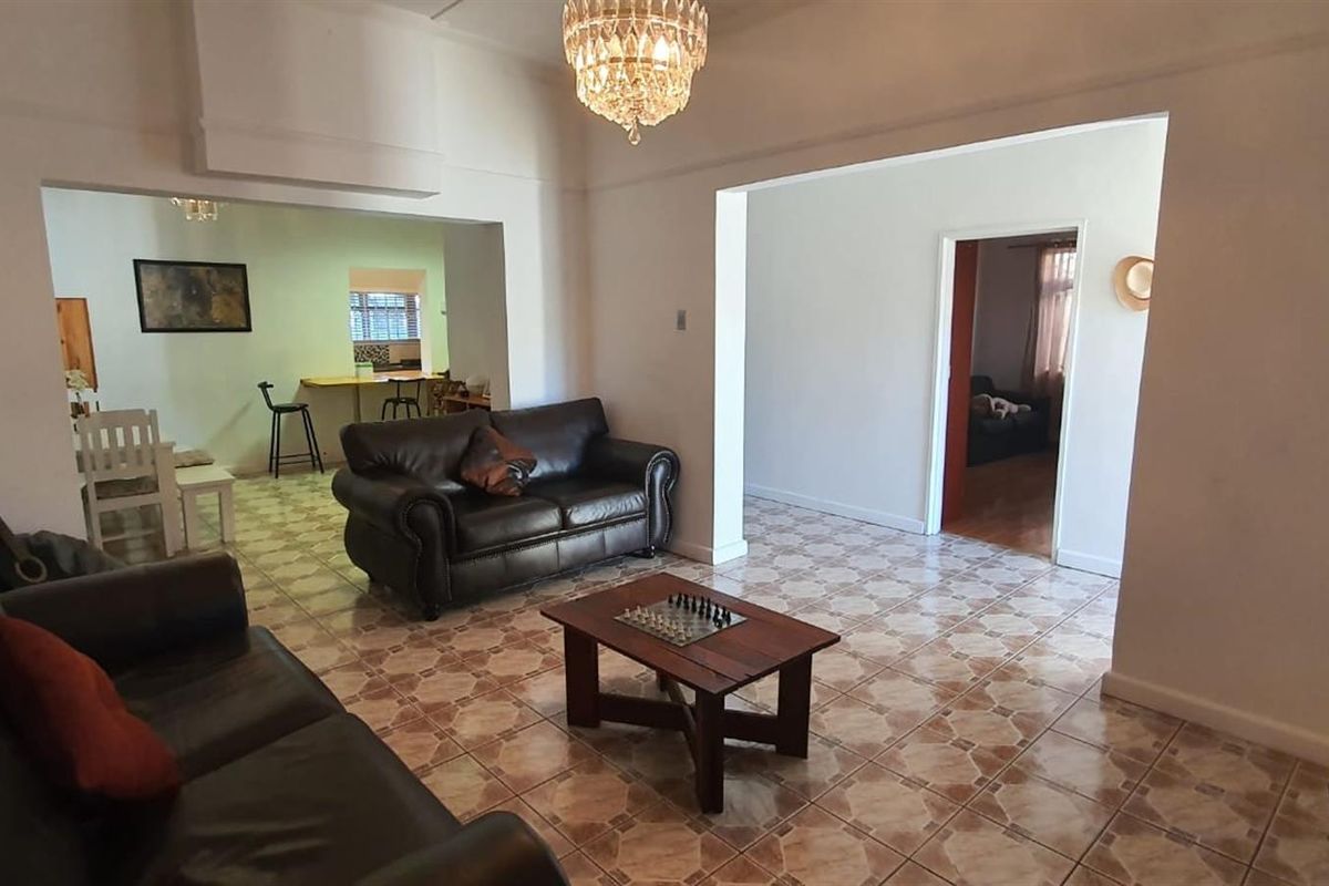 Lovely Solid Family Home with Separate Entrance Flat - Photo 2