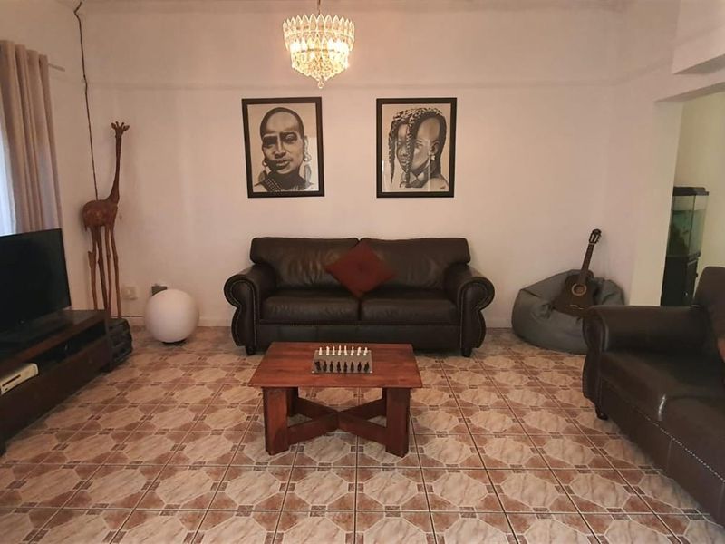 Lovely Solid Family Home with Separate Entrance Flat - Photo 3