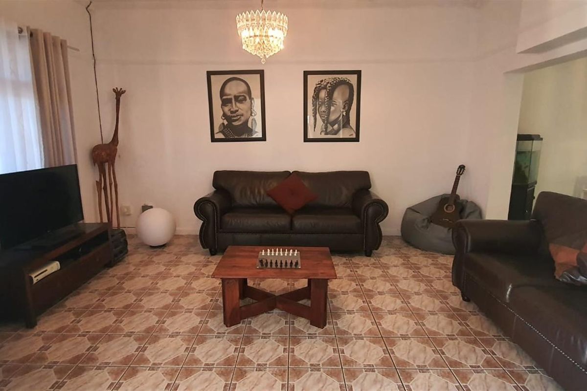 Lovely Solid Family Home with Separate Entrance Flat - Photo 3