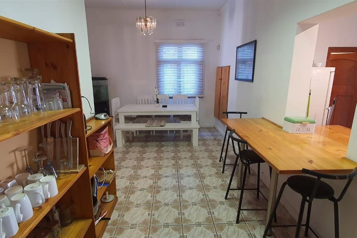 Lovely Solid Family Home with Separate Entrance Flat - Photo 4