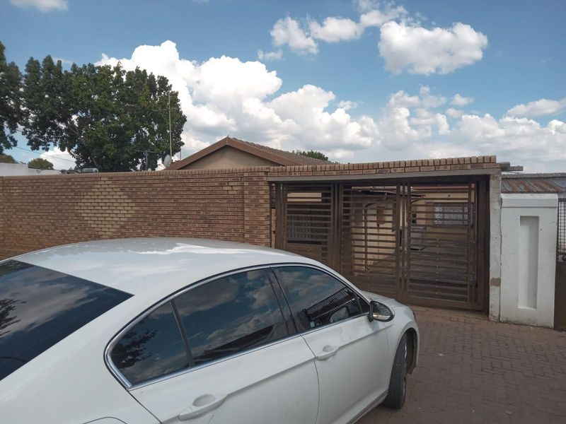 2 Bedroom House For Sale In Dube,Soweto - Photo 3