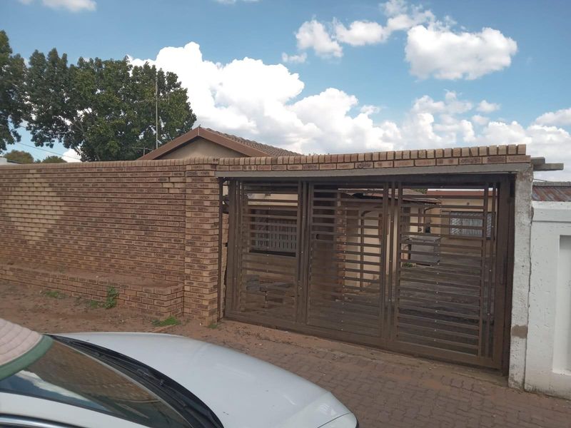 2 Bedroom House For Sale In Dube,Soweto - Photo 2