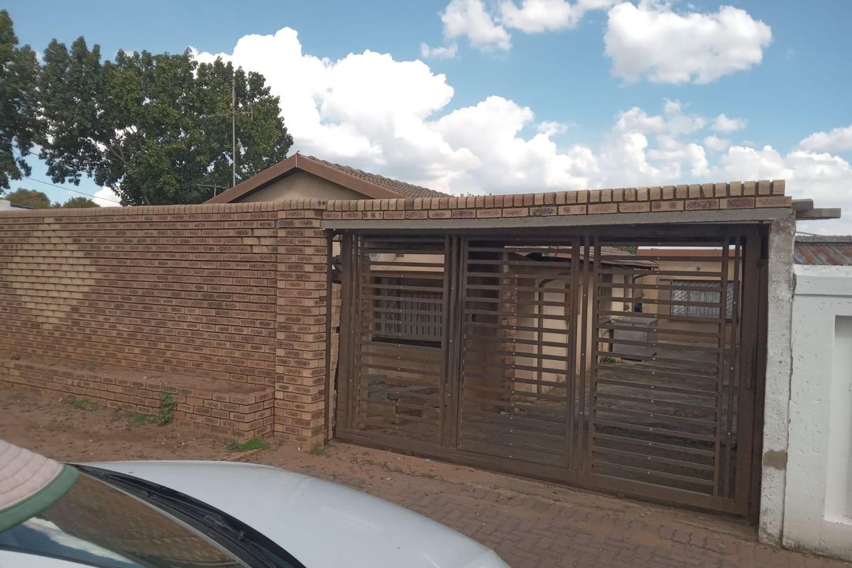 2 Bedroom House For Sale In Dube,Soweto - Photo 2