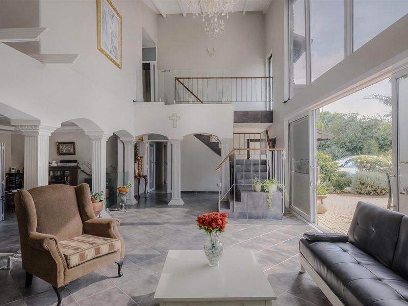 Spacious Family Home with Pool, Garden and Entertainer’s Patio - Photo 3