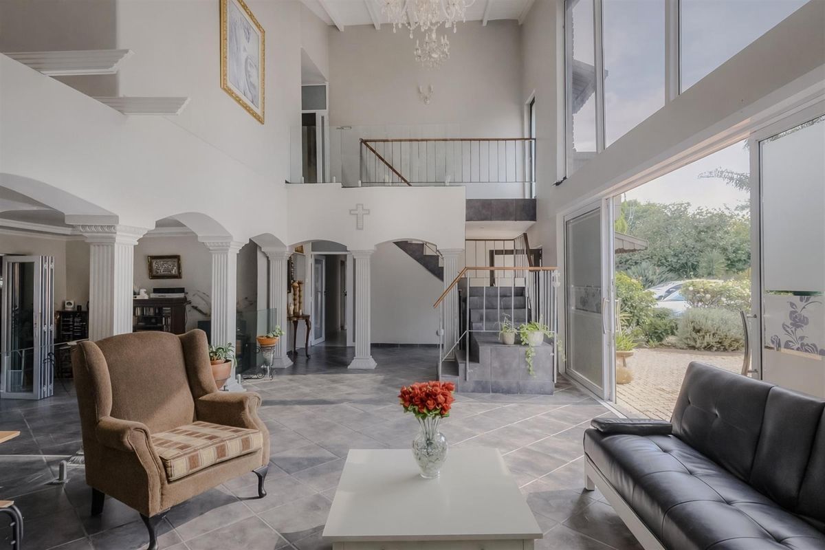 Spacious Family Home with Pool, Garden and Entertainer’s Patio - Photo 3