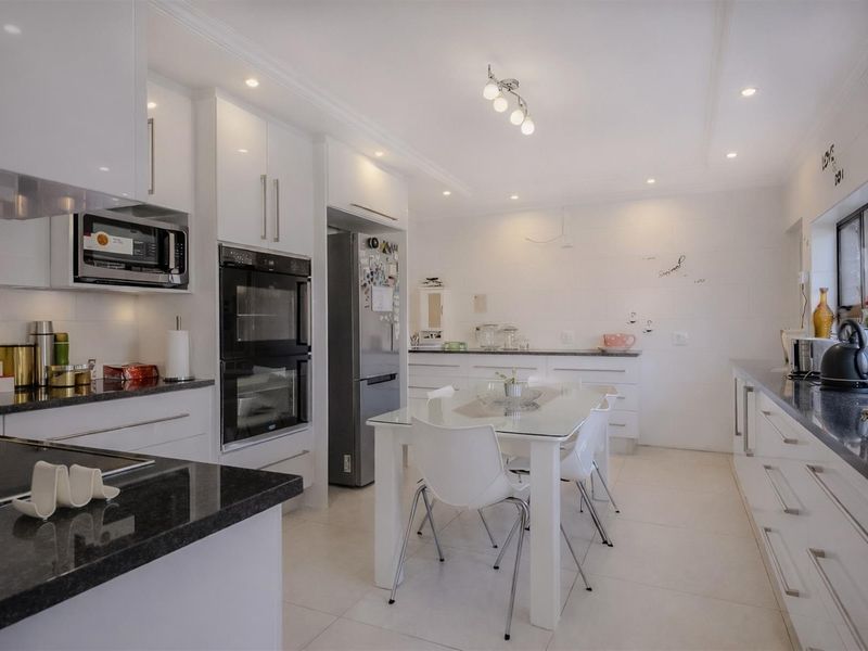 Spacious Family Home with Pool, Garden and Entertainer’s Patio - Photo 8