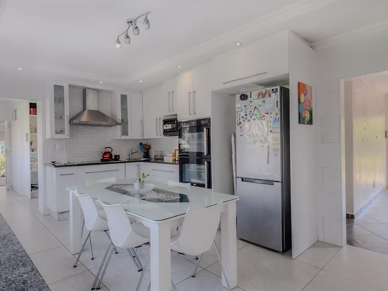 Spacious Family Home with Pool, Garden and Entertainer’s Patio - Photo 9