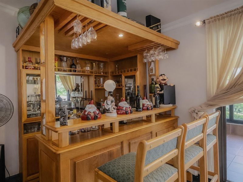 Spacious Family Home with Pool, Garden and Entertainer’s Patio - Photo 7