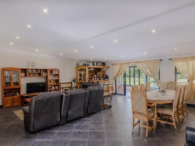 Spacious Family Home with Pool, Garden and Entertainer’s Patio - Photo 6