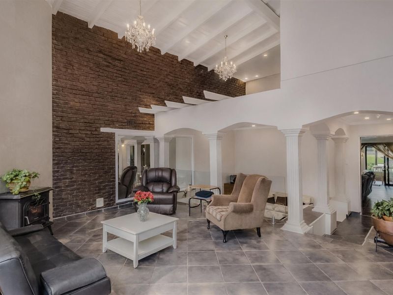 Spacious Family Home with Pool, Garden and Entertainer’s Patio - Photo 2