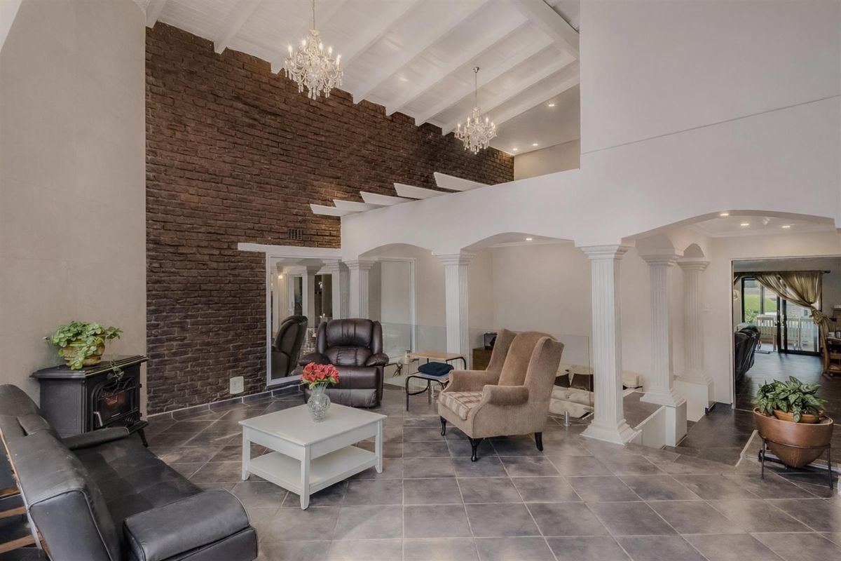 Spacious Family Home with Pool, Garden and Entertainer’s Patio - Photo 2