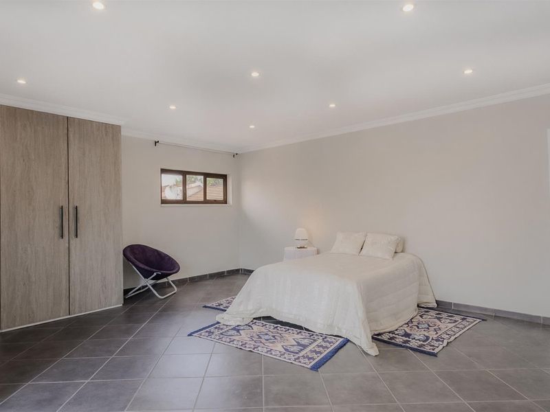 Spacious Family Home with Pool, Garden and Entertainer’s Patio - Photo 10