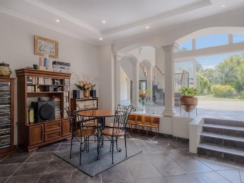 Spacious Family Home with Pool, Garden and Entertainer’s Patio - Photo 4