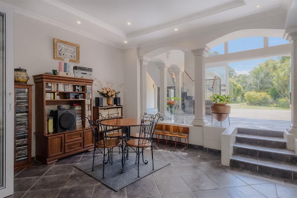 Spacious Family Home with Pool, Garden and Entertainer’s Patio - Photo 4