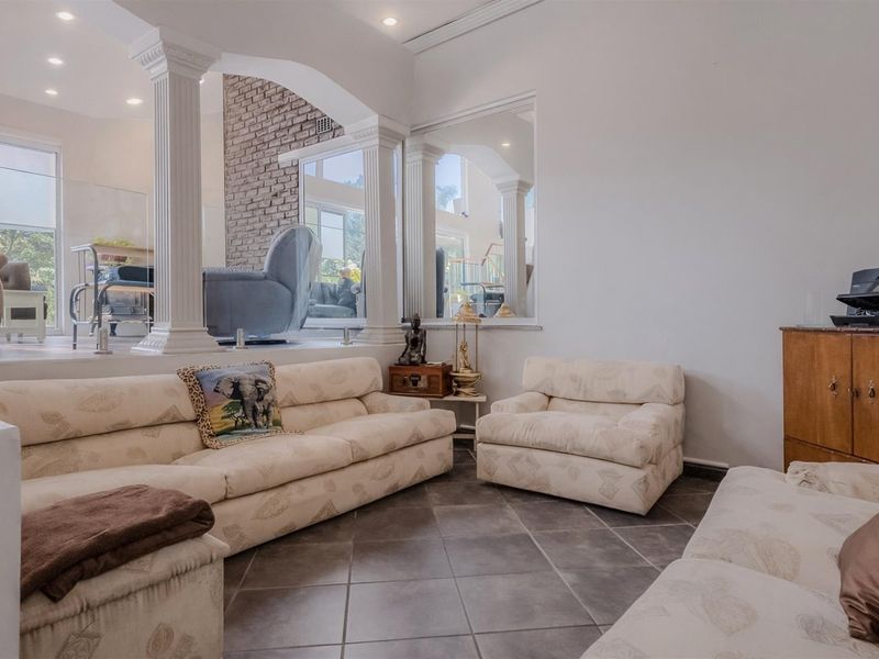 Spacious Family Home with Pool, Garden and Entertainer’s Patio - Photo 5