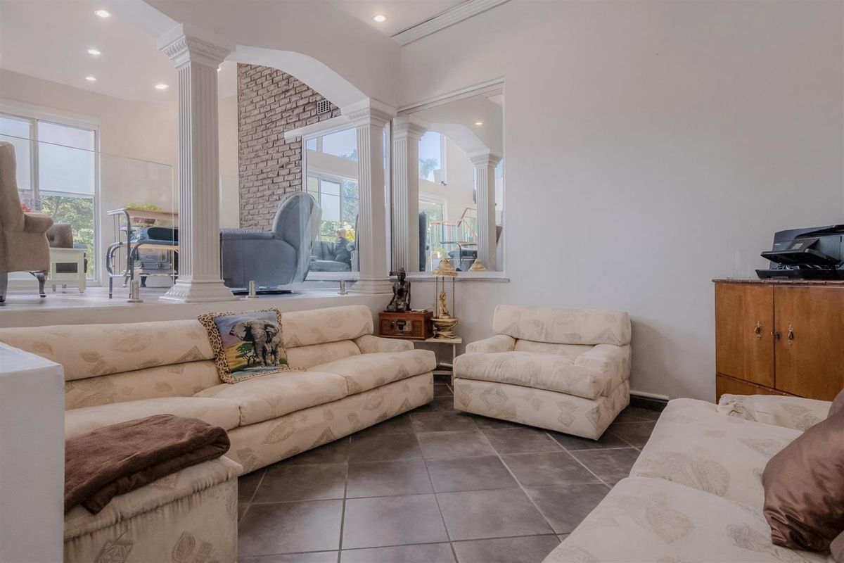 Spacious Family Home with Pool, Garden and Entertainer’s Patio - Photo 5