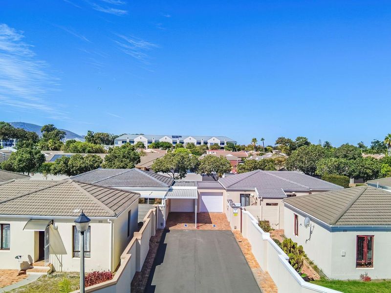 Beautifully kept, Move-In-Ready Home in a Peaceful Crescent - Photo 2