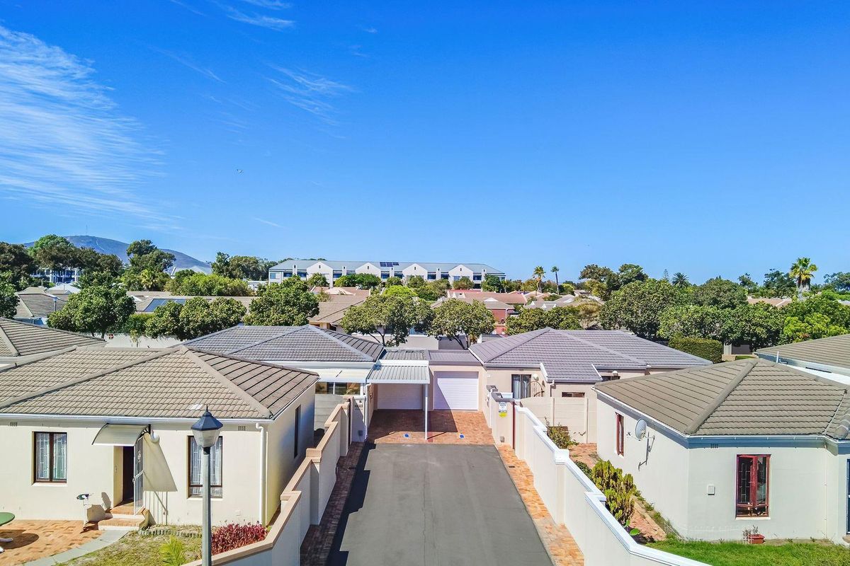 Beautifully kept, Move-In-Ready Home in a Peaceful Crescent - Photo 2