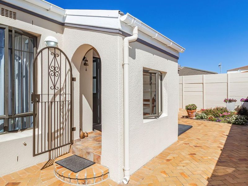 Beautifully kept, Move-In-Ready Home in a Peaceful Crescent - Photo 3