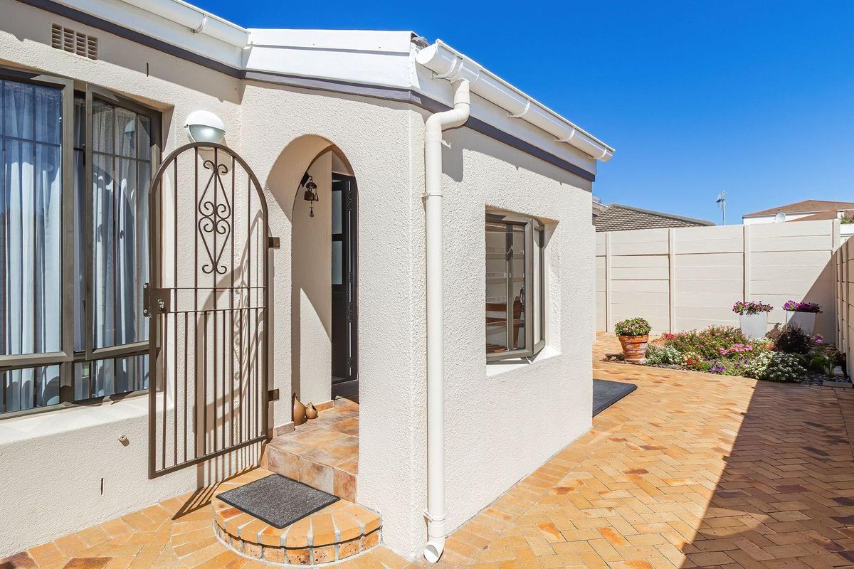 Beautifully kept, Move-In-Ready Home in a Peaceful Crescent - Photo 3