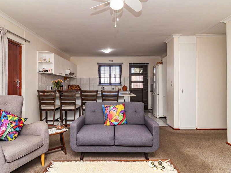 Beautifully kept, Move-In-Ready Home in a Peaceful Crescent - Photo 5