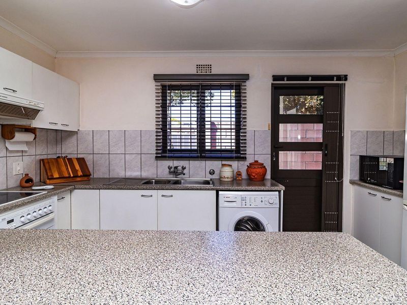 Beautifully kept, Move-In Ready Home in a Peaceful Crescent - Photo 9