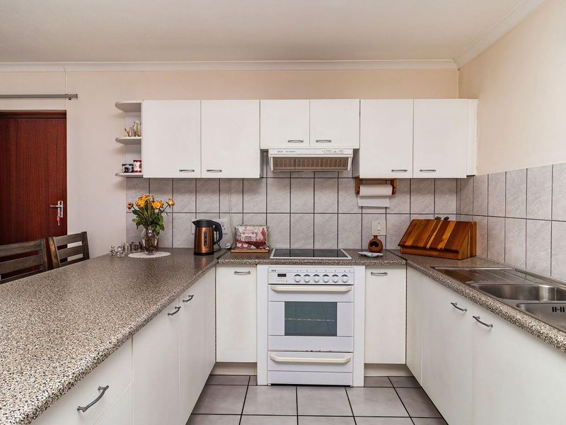 Beautifully kept, Move-In Ready Home in a Peaceful Crescent - Photo 10
