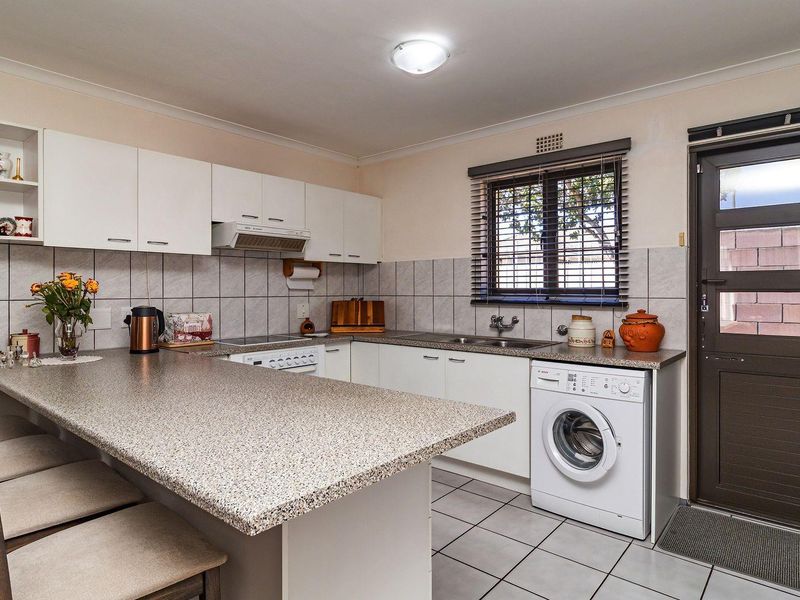 Beautifully kept, Move-In Ready Home in a Peaceful Crescent - Photo 8