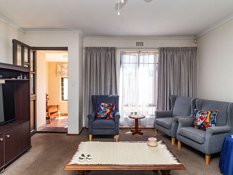 Beautifully kept, Move-In Ready Home in a Peaceful Crescent - Photo 4
