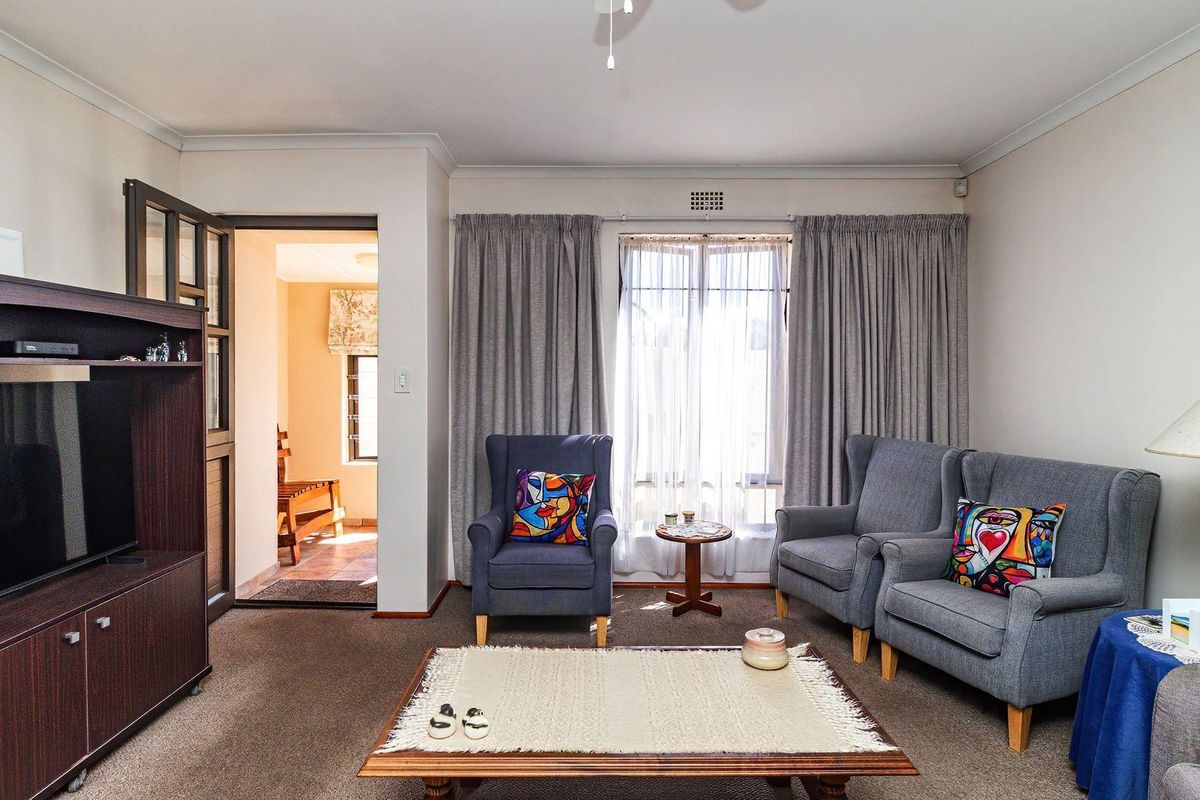 Beautifully kept, Move-In Ready Home in a Peaceful Crescent - Photo 4