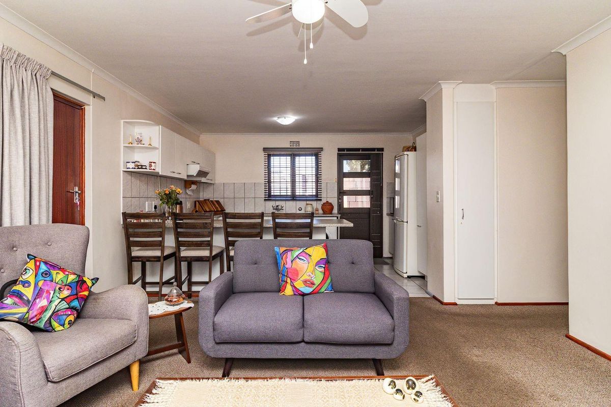 Beautifully kept, Move-In Ready Home in a Peaceful Crescent - Photo 5