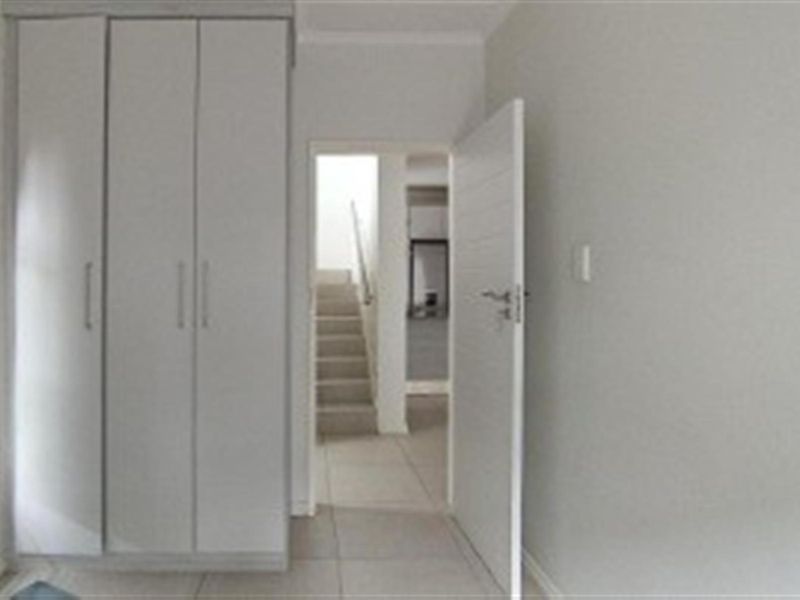 Penthouse double storey 3 bedroom Apartment For Sale in Carlswarld, Midrand - Photo 7