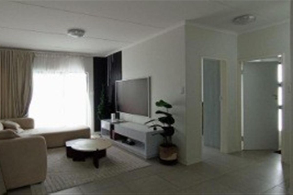 Penthouse double storey 3 bedroom Apartment For Sale in Carlswarld, Midrand - Photo 4