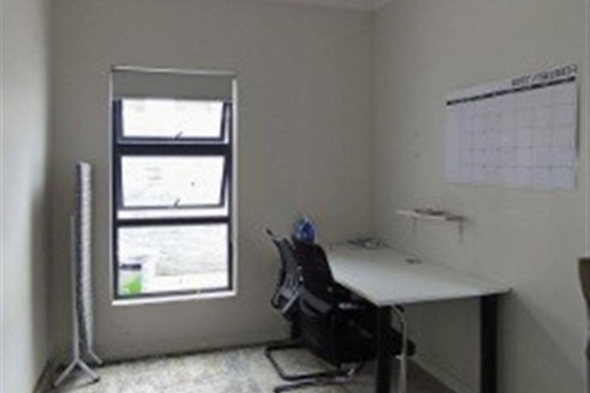 Penthouse double storey 3 bedroom Apartment For Sale in Carlswarld, Midrand - Photo 5