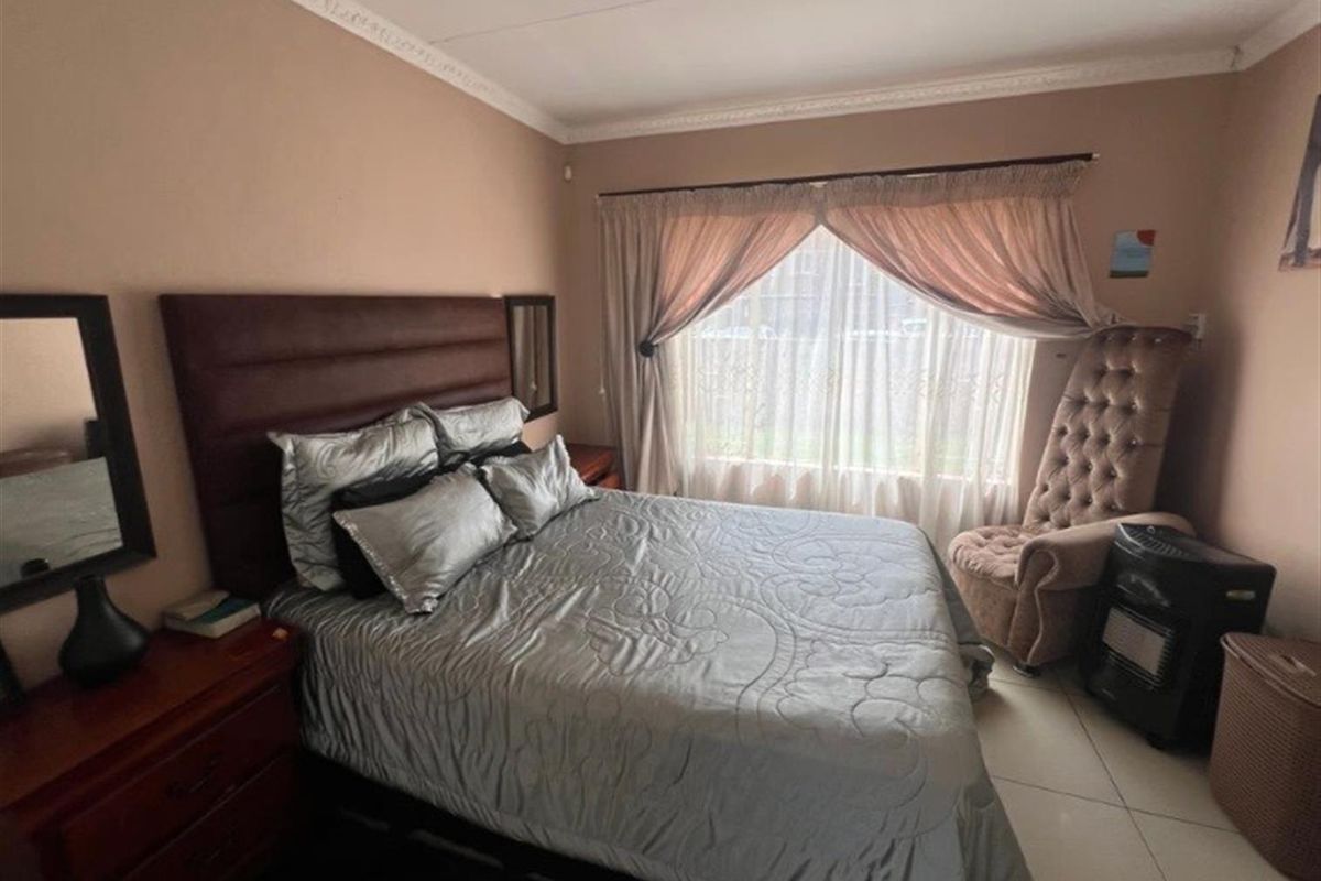 3 Bedroom Duplex For Sale in Heuwelsig Estate, Centurion - Photo 3