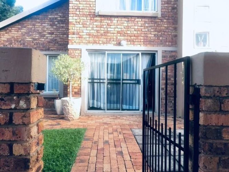 3 Bedroom Duplex For Sale in Heuwelsig Estate, Centurion - Photo 1