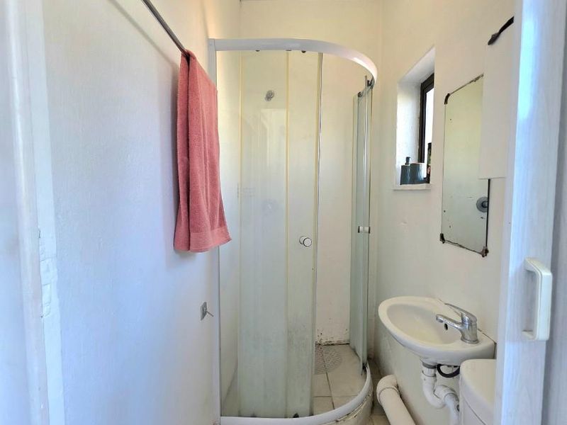 Bachelor Unit to Rent in Monte Vista - Photo 2