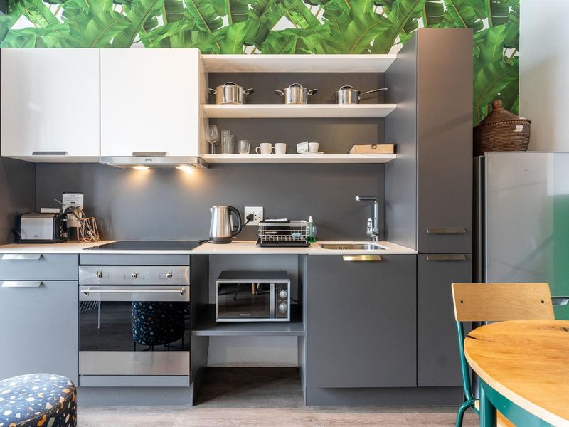 Fully Furnished 1-Bedroom Apartment in WEX1 | 4th Floor | Available 1 May for long term rental only - Photo 6