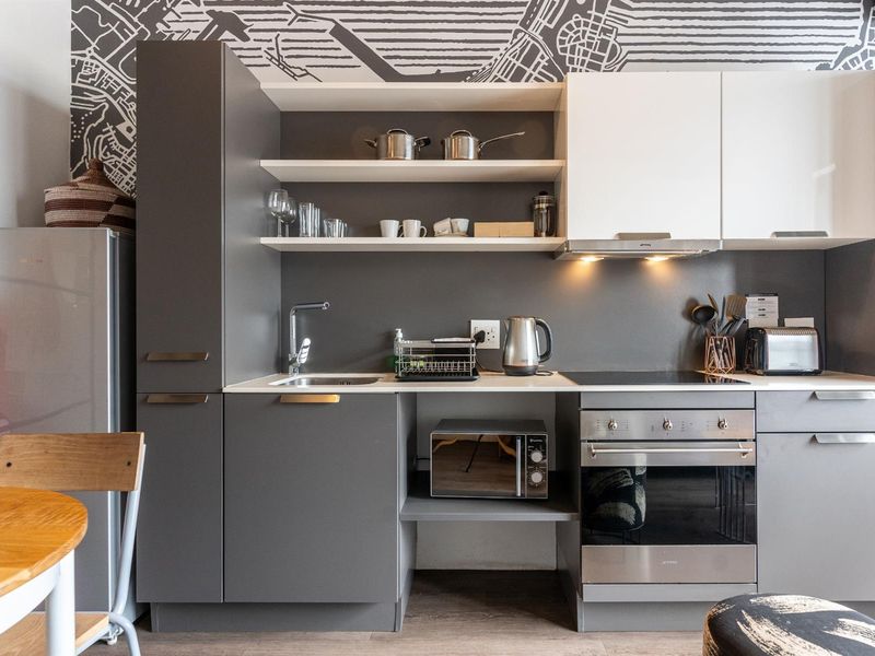 Fully Furnished 1-Bedroom Apartment in WEX1 | 4th Floor | Available 1 May for long term rental only - Photo 5