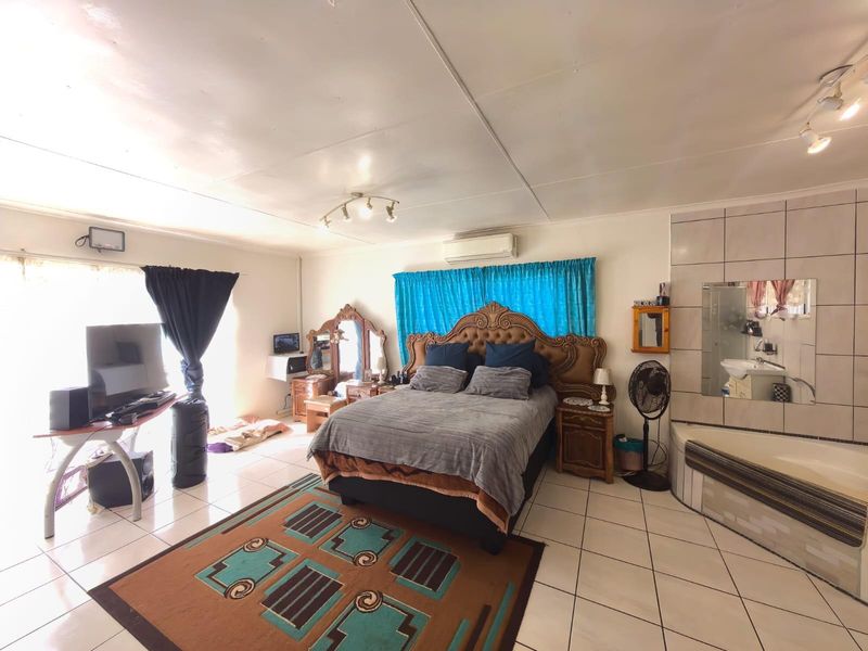 Dual Living Delight with Space, Comfort and Endless Possibilities in South Ridge, Kimberley - Photo 9