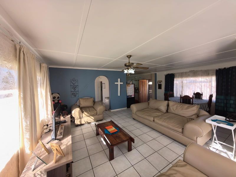 Dual Living Delight with Space, Comfort and Endless Possibilities in South Ridge, Kimberley - Photo 4