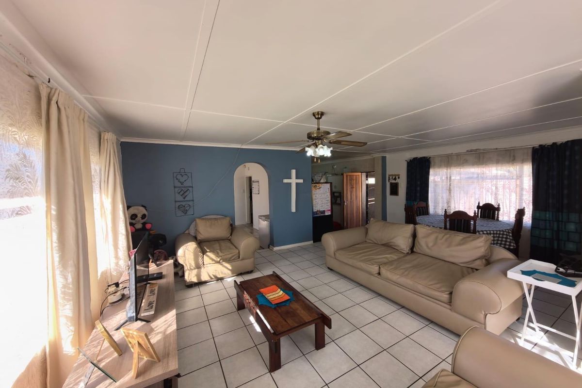 Dual Living Delight with Space, Comfort and Endless Possibilities in South Ridge, Kimberley - Photo 4