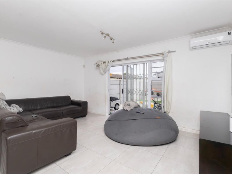 Modern 3 Bedroom Duplex with Garage and Private Yard in Parklands - Photo 9