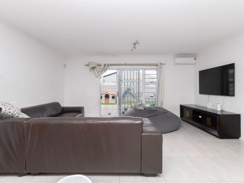 Modern 3 Bedroom Duplex with Garage and Private Yard in Parklands - Photo 8